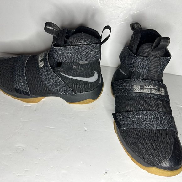 Nike LeBron James Soldier 10 GS 'Black Metallic Dark Grey'- Size 4Y - Picture 2 of 8